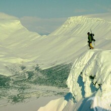 Snowboarder en la foto de las montañas para descargar tu foto de perfil