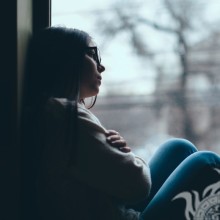 Девушка у окна грустная ава