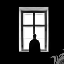 Человек у окна грустное фото со спины