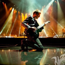 Foto con el guitarrista en el escenario del avatar