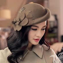 Красивая девушка азиатка в шляпе