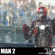 Iron Man mira lo que tiene en la mano
