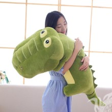 Menina com um brinquedo de crocodilo