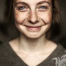 Portrait d'un visage de fille avec des taches de rousseur