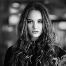 Черно белый портрет девушки на аватар