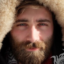 Portrait d'un homme avec une barbe sur l'avatar