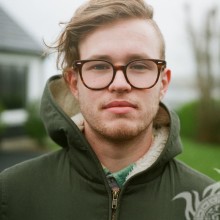 Портрет парня в очках