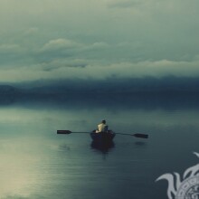 Мужик в лодке на ночном озере ава