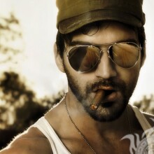 Un homme avec des lunettes avec un cigare sur sa photo de profil