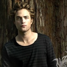 Robert Pattinson perto da foto do perfil da árvore