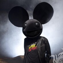 Foto en traje de ratón sobre avatar