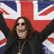 Ozzy Osbourne sur le fond de l'avatar du drapeau