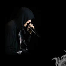 Sänger in einer schwarzen Kapuze auf dem Profilbild