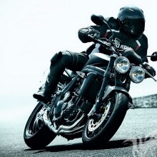 Motorradrennfahrer in Schwarz auf dem Profilbild