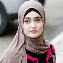 Foto de uma garota muçulmana em um avatar em um perfil