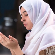 Avatar de femme musulmane lisant namaz