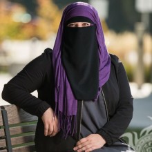 Фото без лица с женщиной мусульманкой