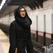 Belle photo d'une femme musulmane à lunettes