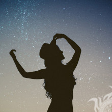 Estrelas do céu e uma garota em um chapéu