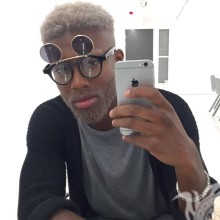 Cool selfie con un hombre negro en un avatar