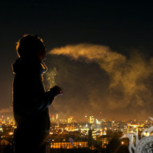 Сигаретный дым и огни большого города фото