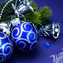 Boules de Noël bleues sur avatar guy