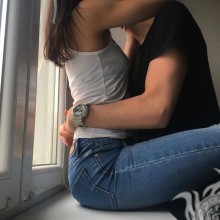 Chico con chica abrazando avatar sin rostro