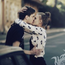 Guy et fille s'embrassant sur avatar