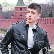 Photo d'un gars sur le fond du mur du Kremlin
