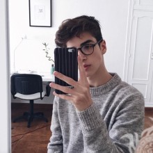 Selfie d'un mec avec des lunettes sur un avatar