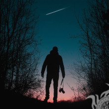 Photographe et comète dans l'avatar du ciel nocturne