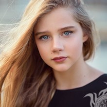 Uma garota de 16 anos em uma foto de avatar com cabelo castanho claro