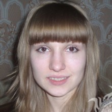 Foto falsa de una chica con cabello rubio