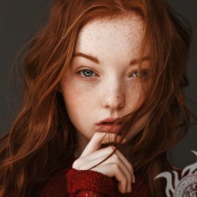 Belle photo d'une fille avec des taches de rousseur