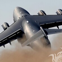 Foto descarga avión de carga militar despegando gratis