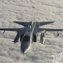 Téléchargement de photo pour un gars un avion militaire au-dessus des nuages ​​sur la photo de profil