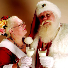 Weihnachtsmann mit Cocktail