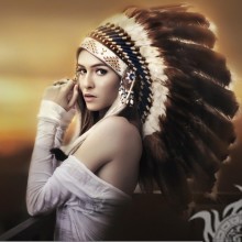 Фото девушки в венце из перьев на голове