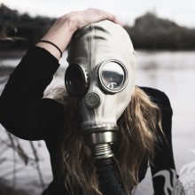 Perseguidor de menina em download de máscara de gás