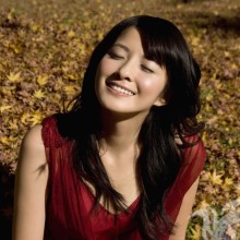 Bonita chica asiática sonriendo bajo el sol foto para descargar avatar