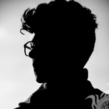 Silueta de un chico con imagen de gafas en un avatar
