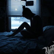 Silhouette d'une fille dans l'avatar triste sombre