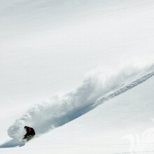 Лыжник спускается на сноуборде на аву