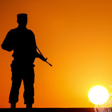 Солдат на закате солнца на страницу