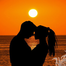 Пара на фоне моря и солнца фотка