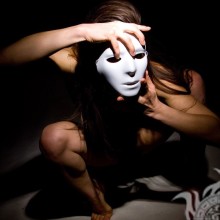 Foto de um homem com uma máscara em um avatar