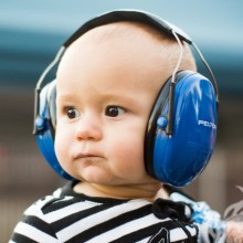 Niño en auriculares en descarga de avatar