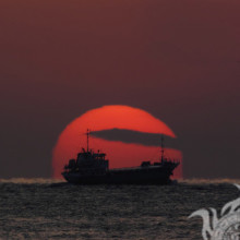 Корабль в море на закате аватарка