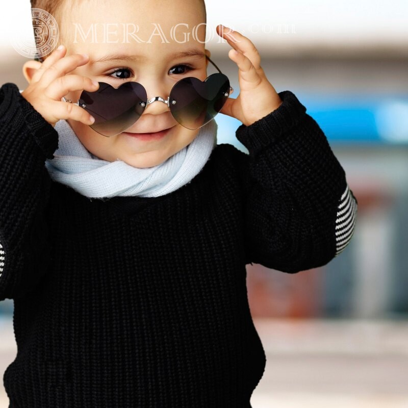 Baixar foto de uma criança com óculos no perfil Infantis Em óculos de sol