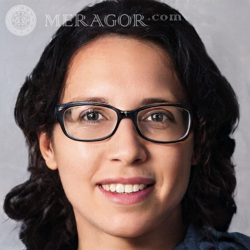 Photos d'une fille brune sur un visage d'avatar Visages de filles Avec les lunettes Visages, portraits